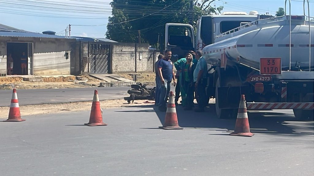 Motocicleta danificada após colisão com caminhão-pipa na Zona Norte de Manaus