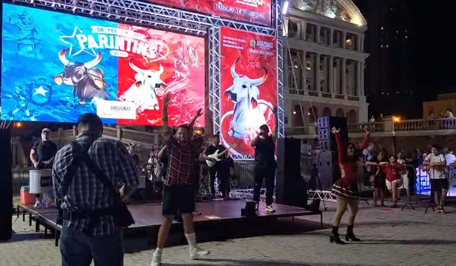 Festival de Parintins agita Largo de São Sebastião em Manaus