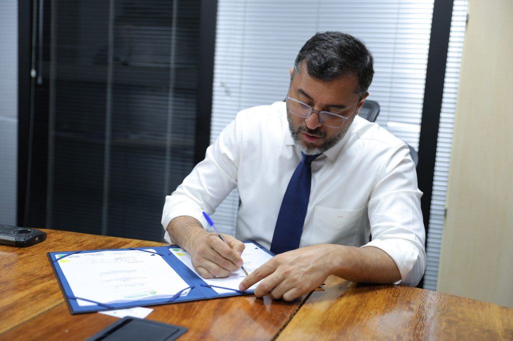 Governador Wilson Lima assina convênio para construção de balneário público em Codajás