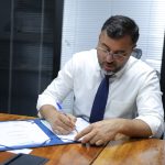 Governador Wilson Lima assina convênio para construção de balneário público em Codajás
