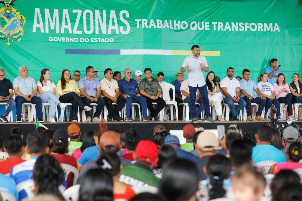 Governador Wilson Lima entrega equipamentos agrícolas a produtores de Barreirinha durante ação do Governo do Amazonas