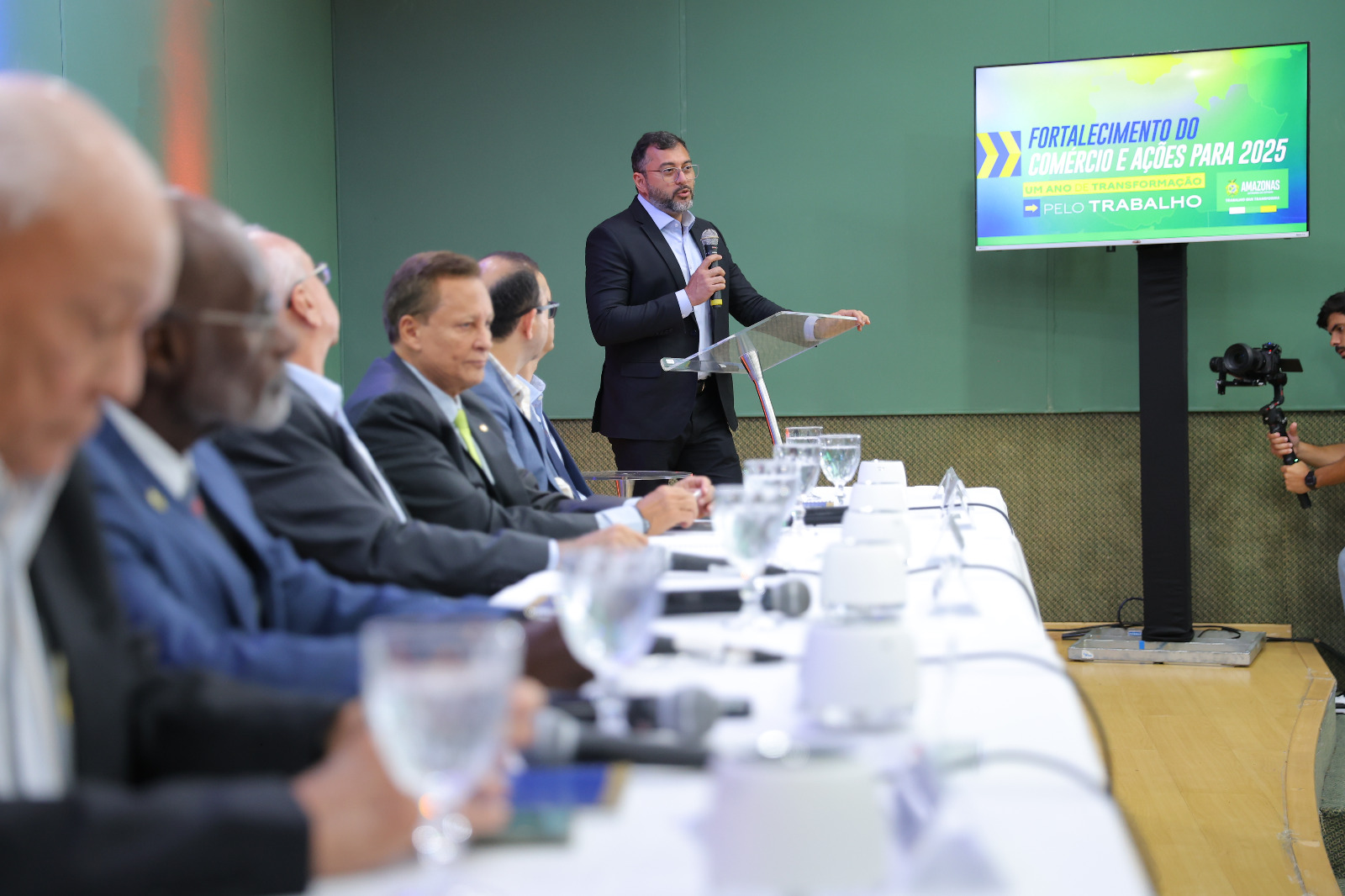 Governador Wilson Lima durante reunião com representantes do comércio em Manaus