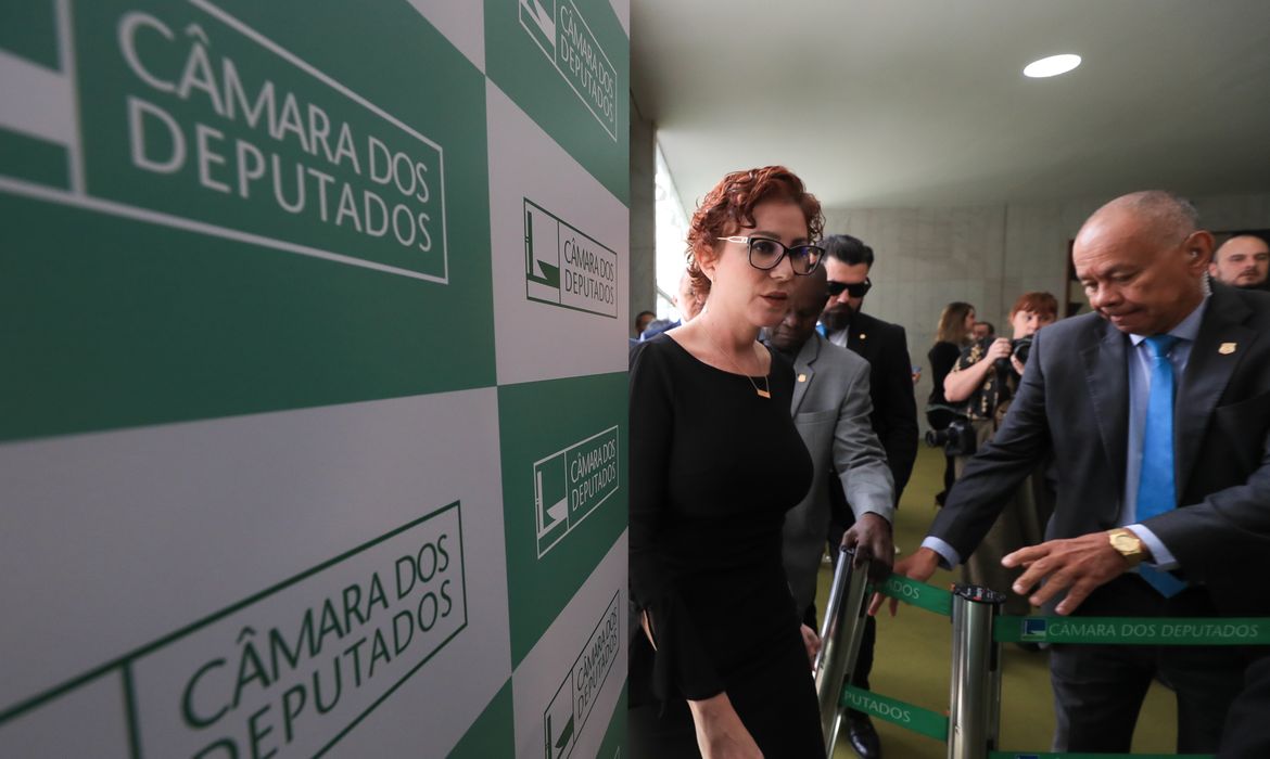 Ministro Alexandre de Moraes envia pedido de extradição de Carla Zambelli, condenada por invasão ao sistema do CNJ