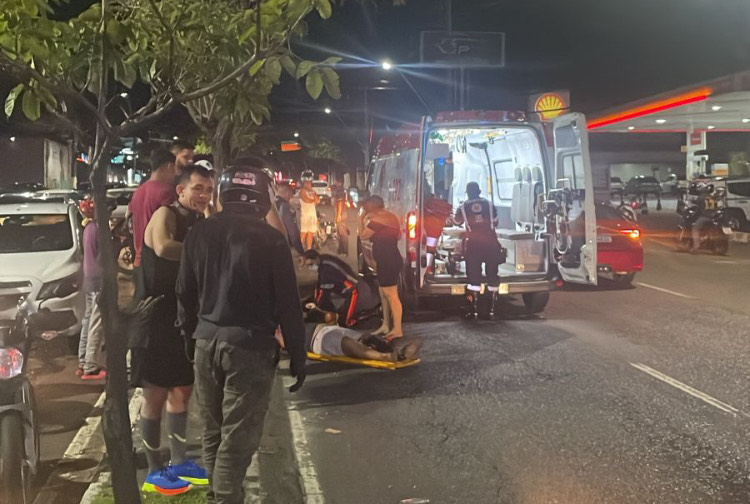 Moto caída em avenida de Manaus após acidente que matou grávida e bebê