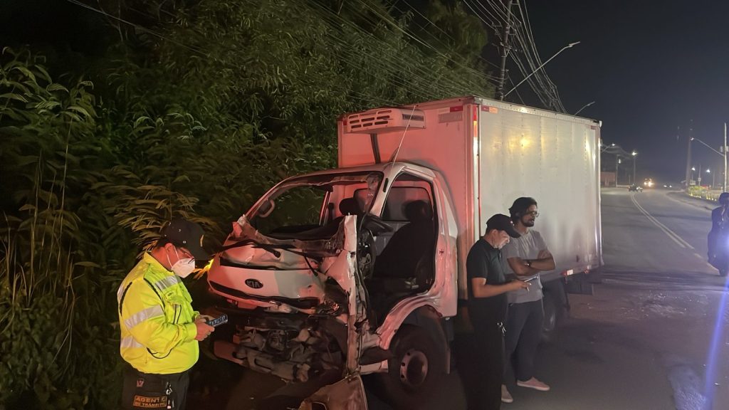 Corpo de Bombeiros resgata motorista preso às ferragens após colisão entre dois caminhões na Avenida dos Oitis