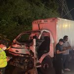 Corpo de Bombeiros resgata motorista preso às ferragens após colisão entre dois caminhões na Avenida dos Oitis