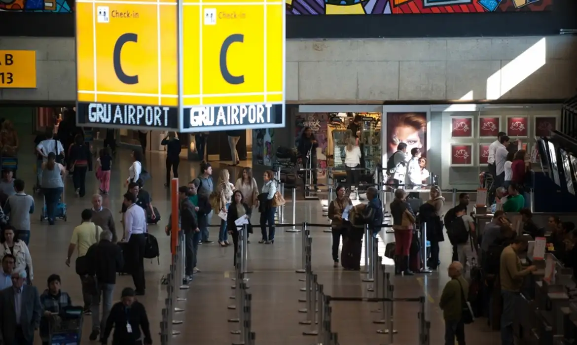 Drone sobrevoando a área restrita do Aeroporto Internacional de Guarulhos durante operação policial