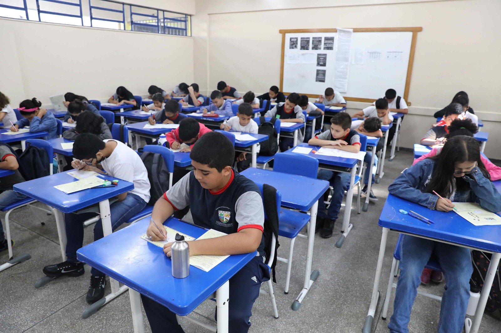 Estudantes participando da prova da OBMEP em escola pública do Amazonas