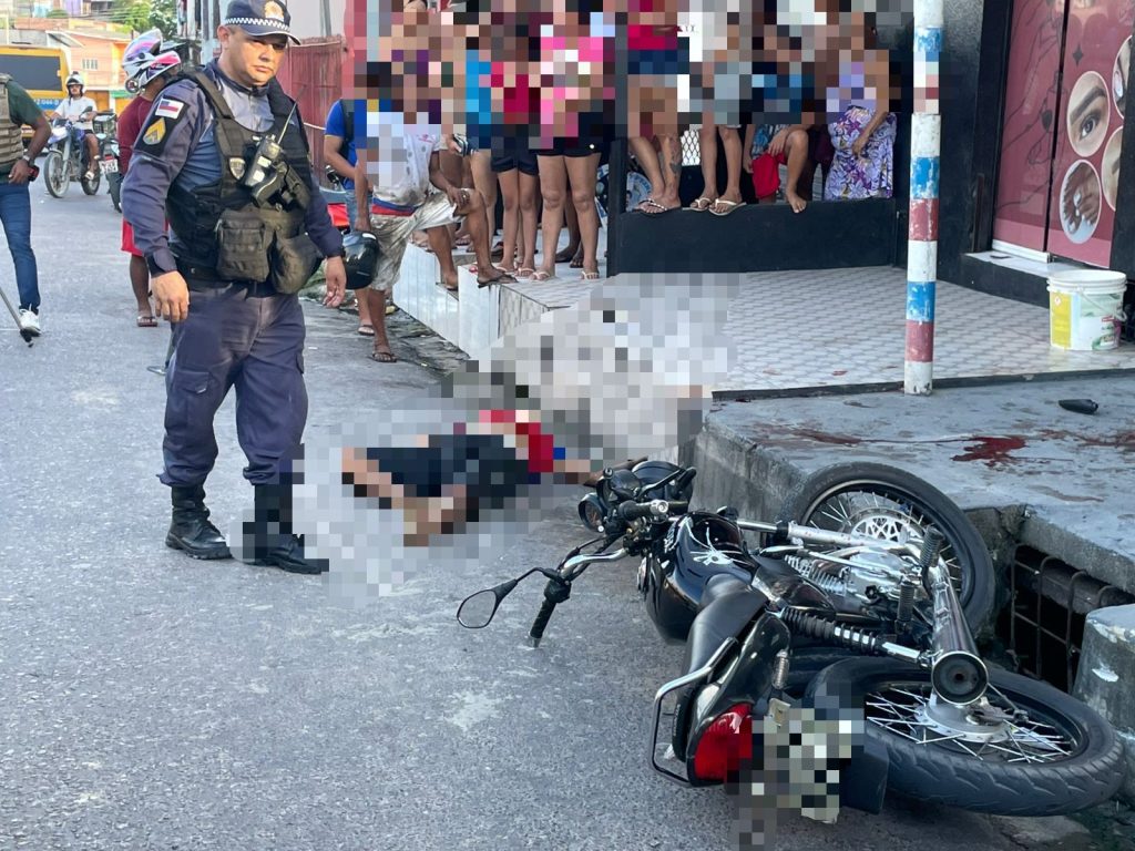 Polícia no local do ataque a tiros que matou pai e filho no Jorge Teixeira