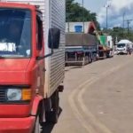 Veículos enfileirados na BR-319 após rompimento da barragem sobre o rio Curuçá