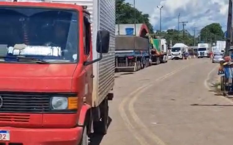 Veículos enfileirados na BR-319 após rompimento da barragem sobre o rio Curuçá