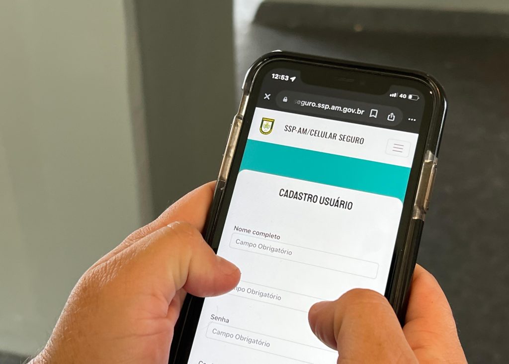 Equipe da SSP-AM orienta público sobre o programa Celular Seguro durante o Festival de Parintins