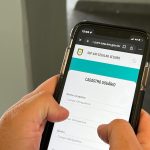 Equipe da SSP-AM orienta público sobre o programa Celular Seguro durante o Festival de Parintins