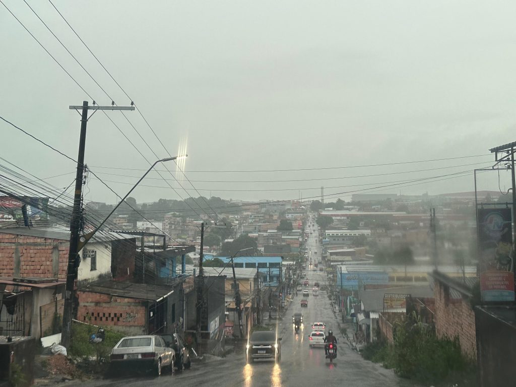 Equipes da Defesa Civil atendem ocorrências causadas pela chuva em Manaus