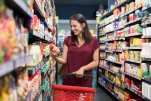 Mulher fazendo compras em supermercado