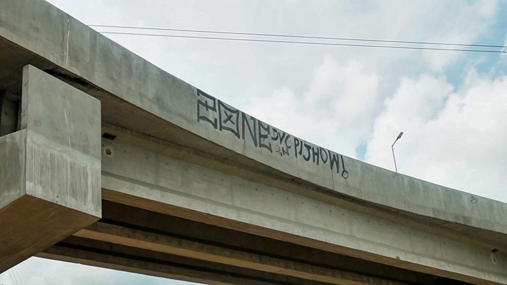 Estrutura pichada do complexo viário Rei Pelé antes da inauguração