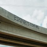 Estrutura pichada do complexo viário Rei Pelé antes da inauguração