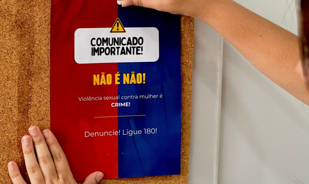 Polícia orienta mulheres sobre segurança durante o Festival de Parintins