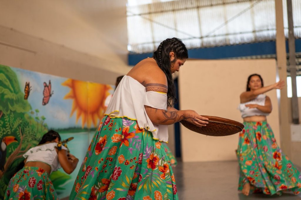 Crianças assistem a espetáculo sobre queimadas na floresta amazônica no CCPA