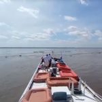 Lancha parada no Rio Amazonas com passageiros a caminho do Festival de Parintins