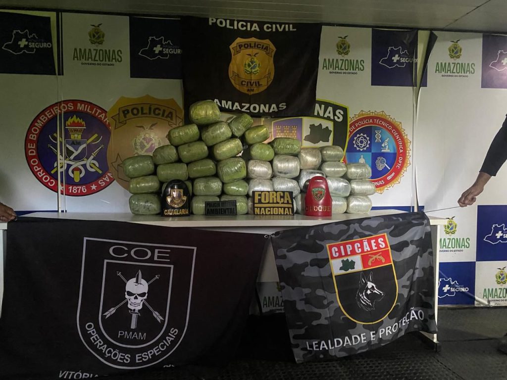 Policiais da Base Arpão com drogas apreendidas durante operação em balsa no Amazonas