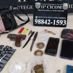 Simulacro de arma, drogas e celular apreendidos com casal preso por roubo em Manaus