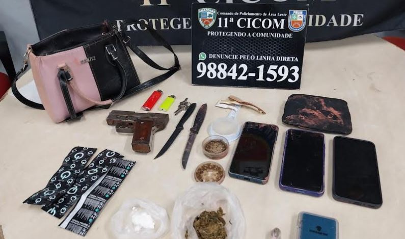 Simulacro de arma, drogas e celular apreendidos com casal preso por roubo em Manaus