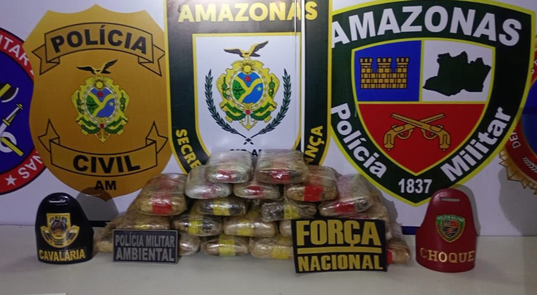 Cadela policial Athena durante operação de apreensão de drogas em barco no Amazonas