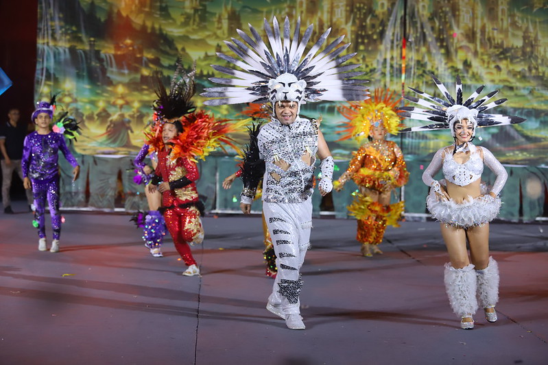 Apresentação de quadrilha no Festival Folclórico do Amazonas com figurinos coloridos e público na arquibancada