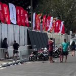 Policiais orientam retirada de cadeiras e barracas no entorno do Bumbódromo em Parintins antes do Festival 2025