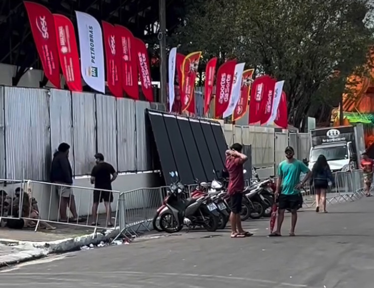 Policiais orientam retirada de cadeiras e barracas no entorno do Bumbódromo em Parintins antes do Festival 2025