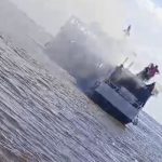 Lancha em chamas no Rio Amazonas durante trajeto próximo a Parintins