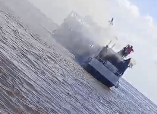 Lancha em chamas no Rio Amazonas durante trajeto próximo a Parintins