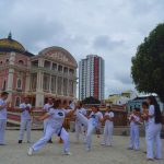 Mestres e alunos da Fundação Capoeira durante roda de capoeira no Amazon Fest