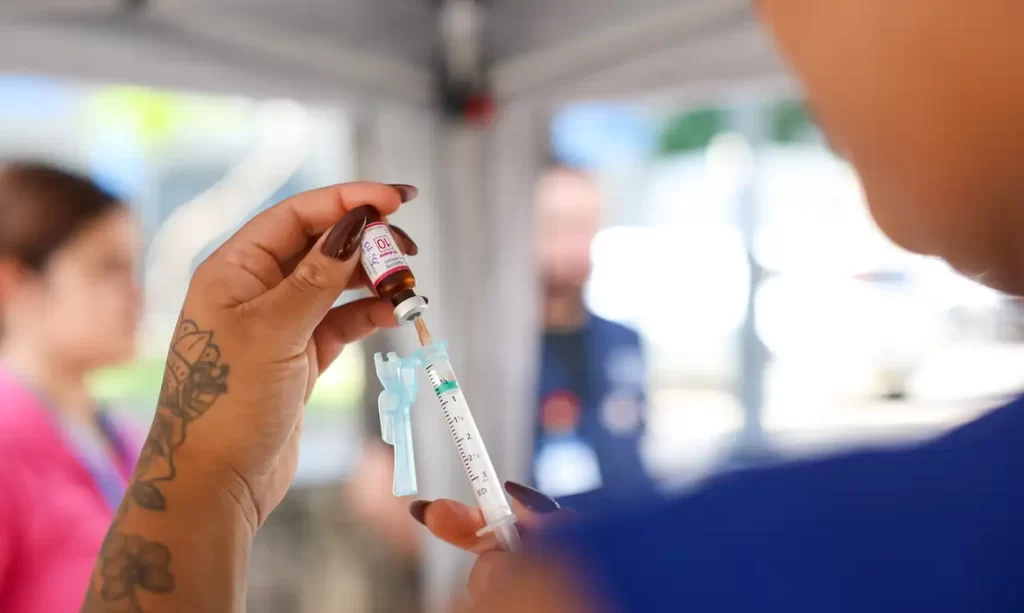 Profissional de saúde aplica vacina em bebê na unidade básica de saúde