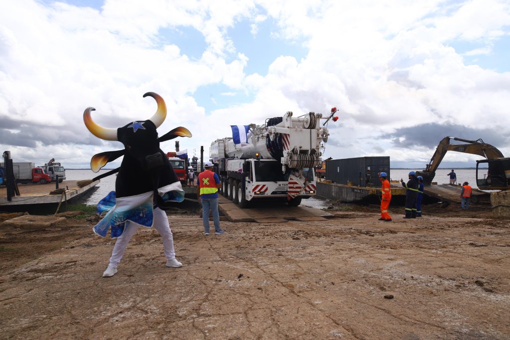 Guindaste em uso durante ensaio no Festival Folclórico de Parintins