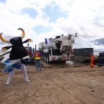 Guindaste em uso durante ensaio no Festival Folclórico de Parintins