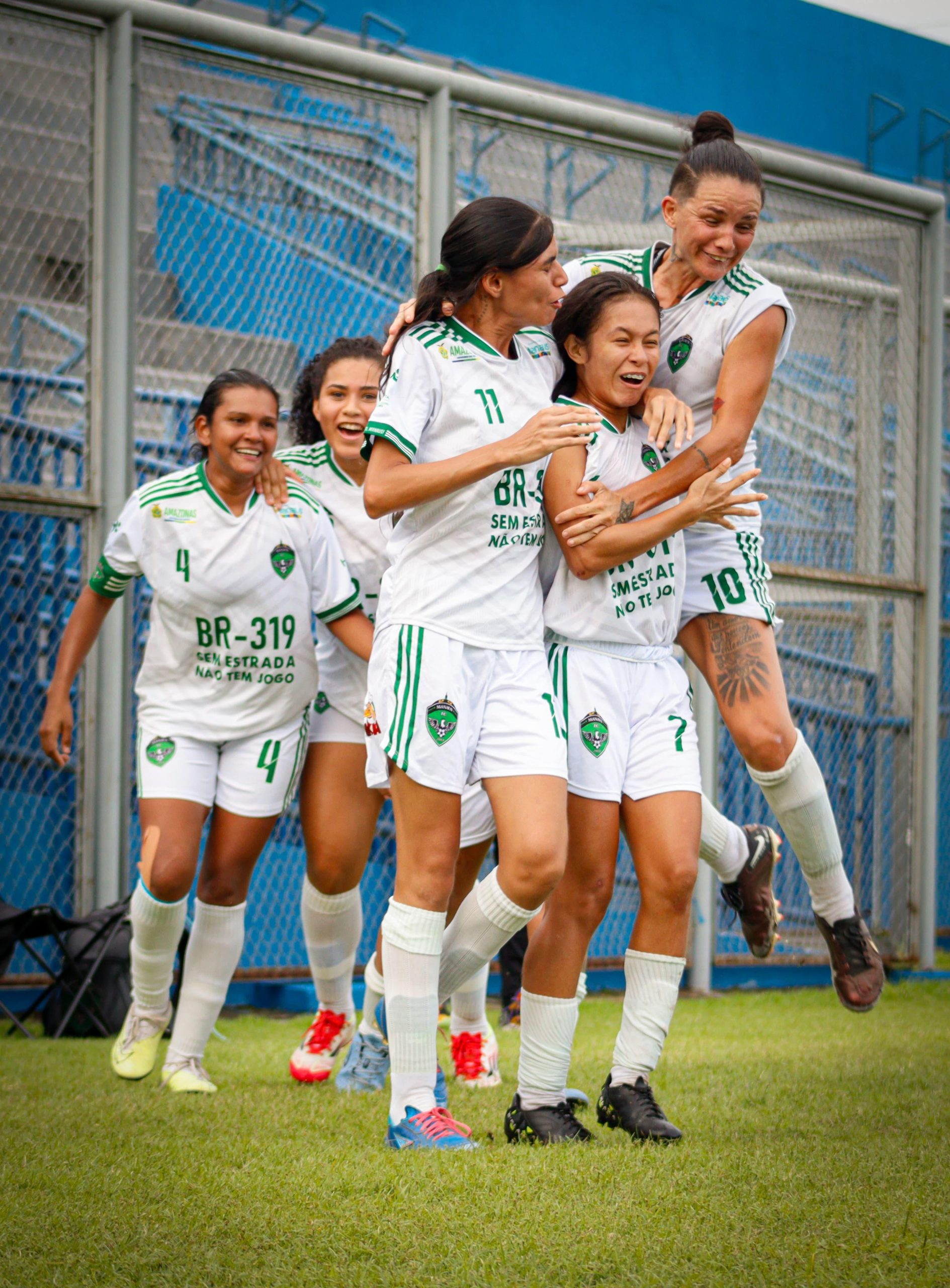 Jogadoras do ManausFC comemoram vitória