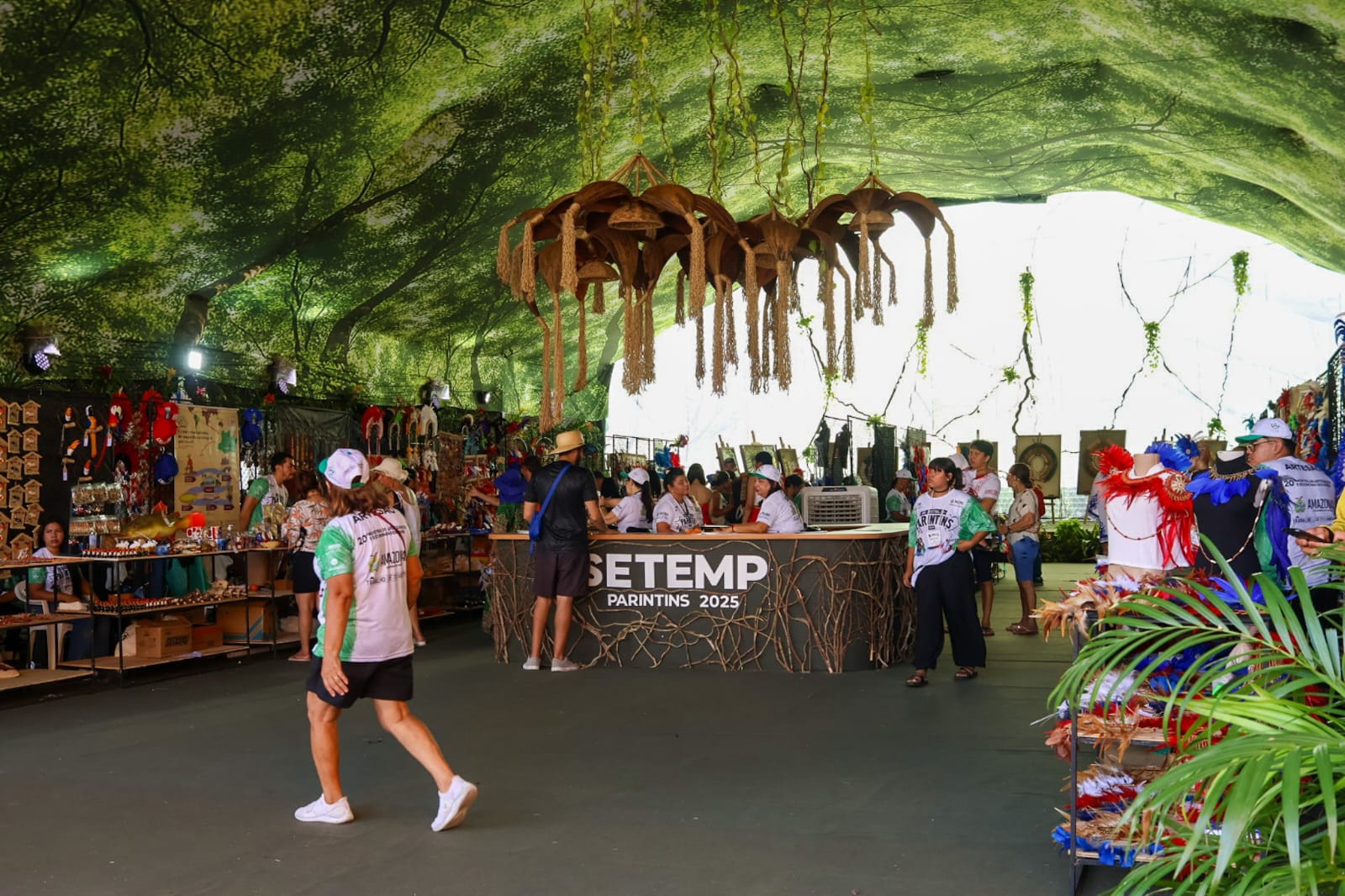 Festival de Parintins 2025: artesãos recebem estandes na Mostra de Artesanato e Economia Solidária