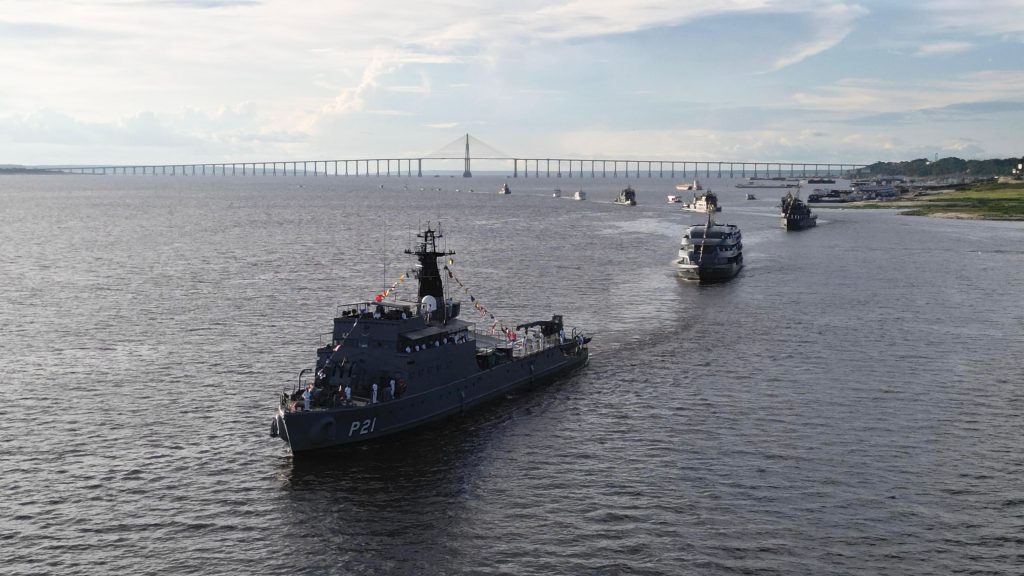 Navios da Marinha do Brasil participam de desfile no Rio Negro, em Manaus, durante o Mês da Marinha