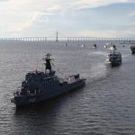 Navios da Marinha do Brasil participam de desfile no Rio Negro, em Manaus, durante o Mês da Marinha
