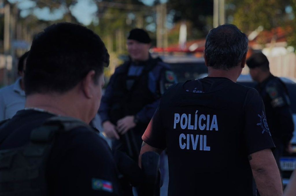 Policiais civis e militares durante operação em Parintins contra facções criminosas