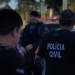 Policiais civis e militares durante operação em Parintins contra facções criminosas