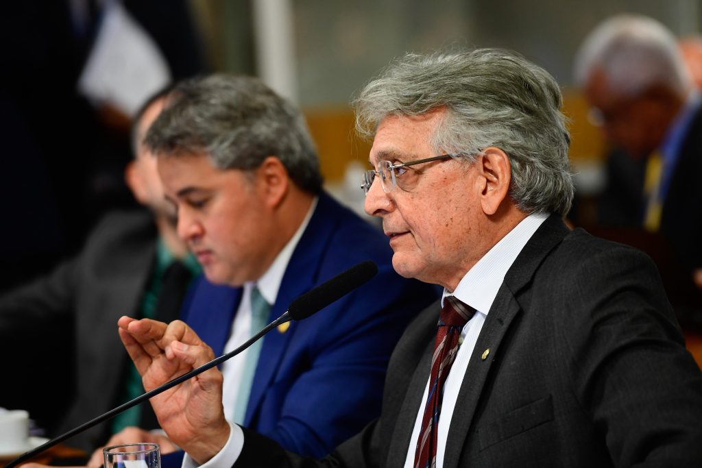 Deputado Pauderney Avelino em sessão na Câmara; requerimento busca explicações sobre suspensão de processos de vítimas do INSS