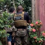 Operação Tentáculos prende 25 suspeitos em Coari por tráfico, pirataria e lavagem de dinheiro. Armas, drogas e veículos foram apreendidos.