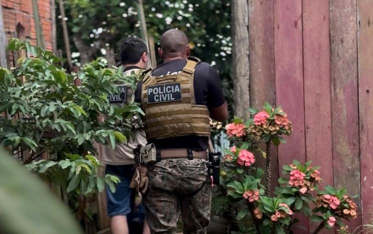 Operação Tentáculos prende 25 suspeitos em Coari por tráfico, pirataria e lavagem de dinheiro. Armas, drogas e veículos foram apreendidos.