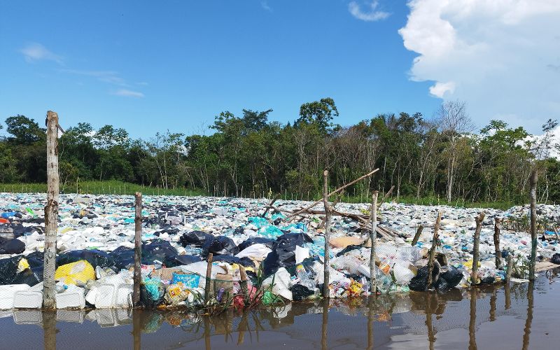 Imagem do rio Javari na região da tríplice fronteira com lixo acumulado