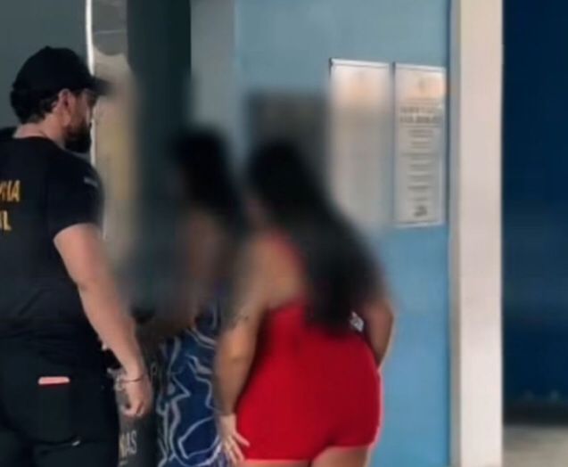 Viatura da Polícia Civil em frente à delegacia onde suspeitas foram levadas após prisão