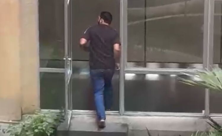 Suspeito tenta fugir após ser informado de mandado de prisão no Fórum Henoch Reis, em Manaus