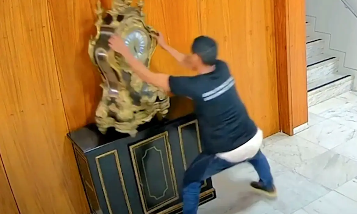 Relógio histórico francês restaurado após atos de vandalismo no Palácio do Planalto, destruído durante invasão em 8 de janeiro de 2023